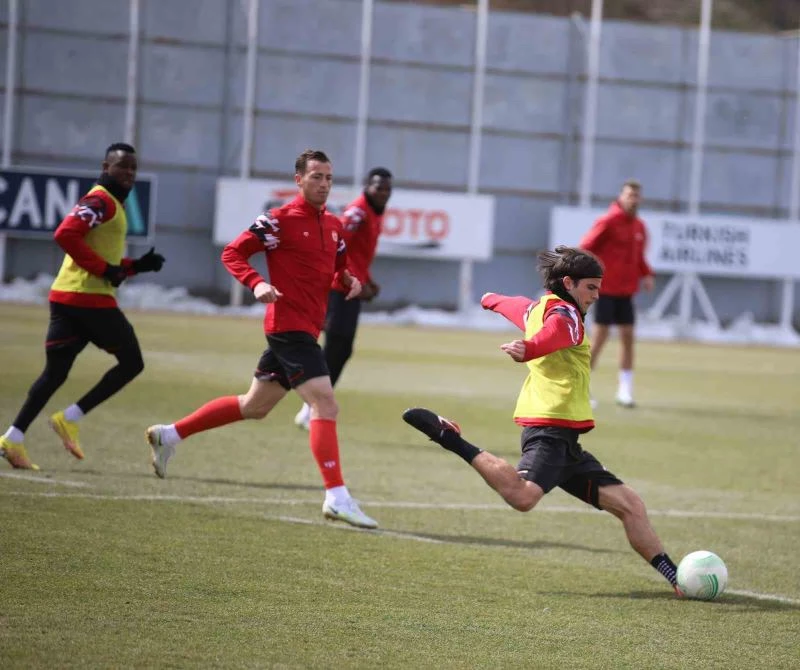 Sivasspor’da Fiorentina mesaisi devam etti
