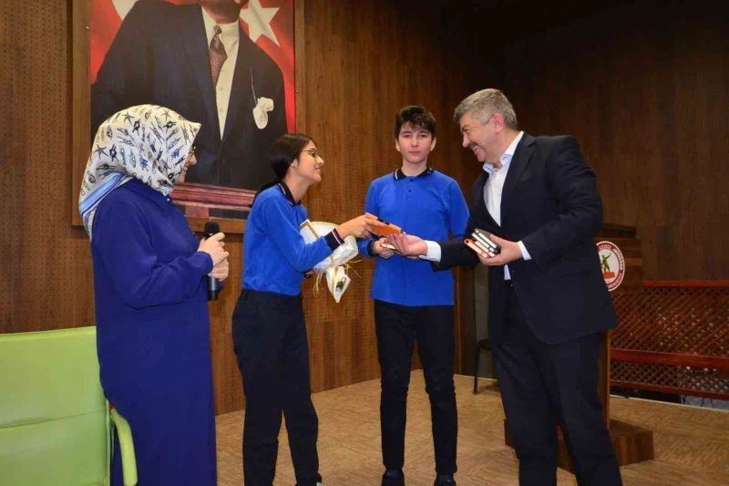 Başkan Akçadurak, Mehmetçik Ortaokulu’nda ’Kariyer günleri’nin konuğu oldu
