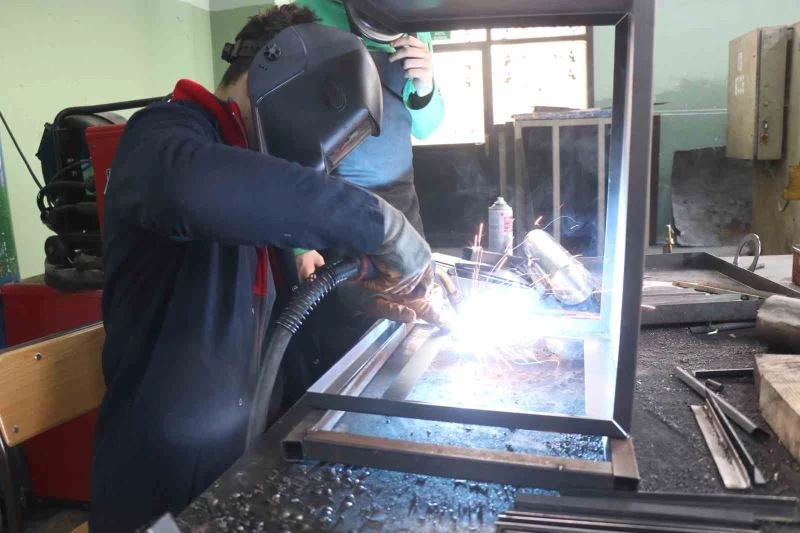 Lise öğrencileri depremzedeler üşümesin diye gece gündüz soba üretiyor
