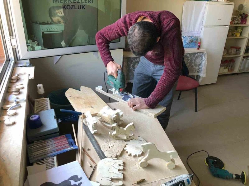 Depremzede çocuklara oyuncak yapıyorlar
