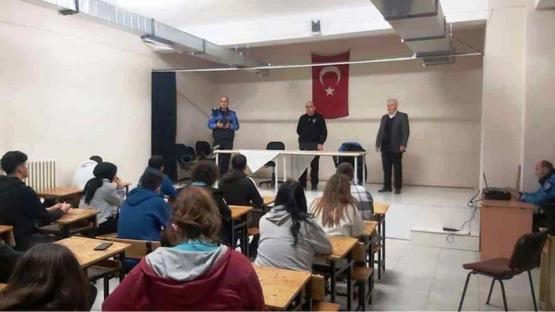 Kütahya’da lise öğrencileri emniyet teşkilatını ve polislik mesleğini tanıdı
