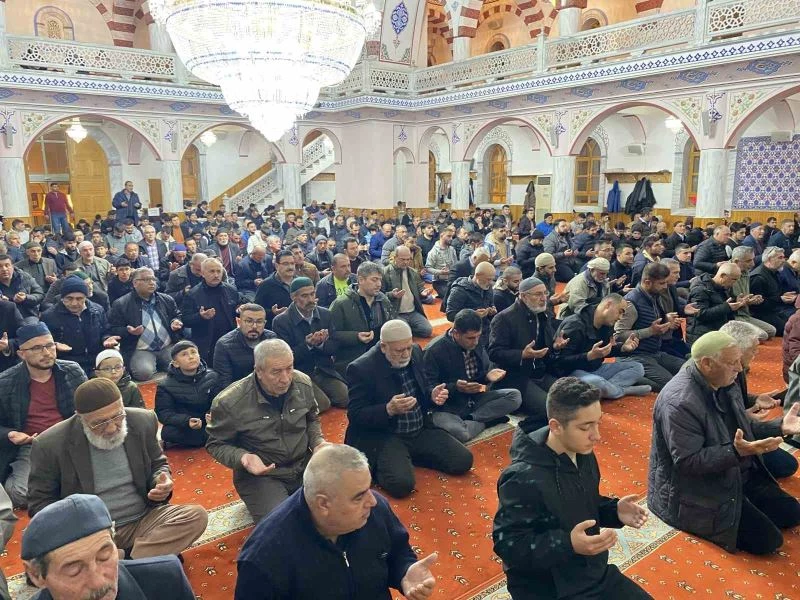 Kulu’da Berat Kandili’nde vatandaşlar camileri doldurdu
