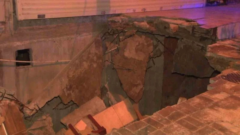 Bahçelievler’de kaldırım altındaki kömürlük tavanı çöktü
