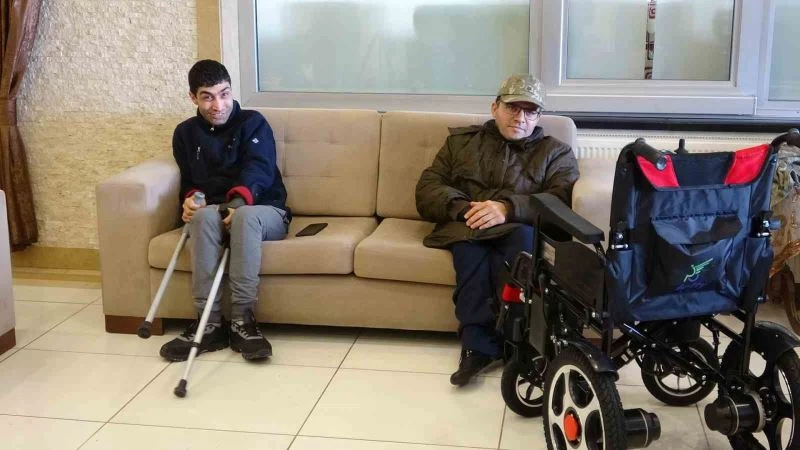 Tekerlekli sandalyeleri enkaz altında kalan özel kardeşlerin en özel mutluluğu
