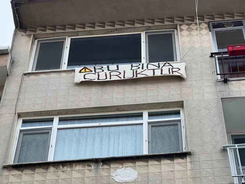 Kadıköy’de evi boşaltan kiracıdan vatandaşlara pankartlı uyarı: “Bu bina çürüktür”
