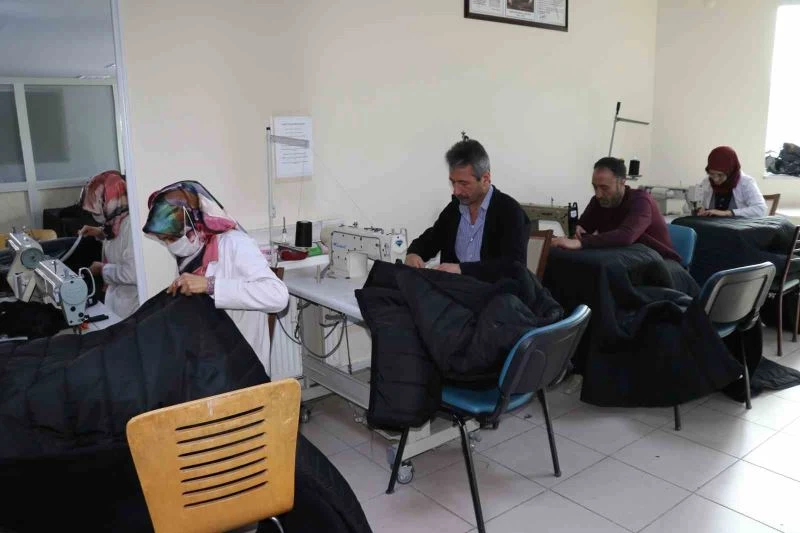 Van Olgunlaşma Enstitüsü depremzedeler için tulum, battaniye ve yelek üretiyor
