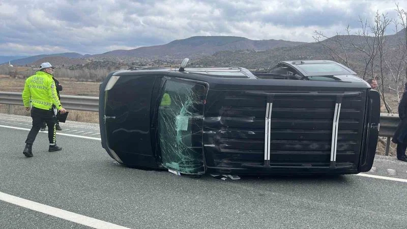 D100’de bariyerlere çarpan hafif ticari araç yan yattı: 3 yaralı
