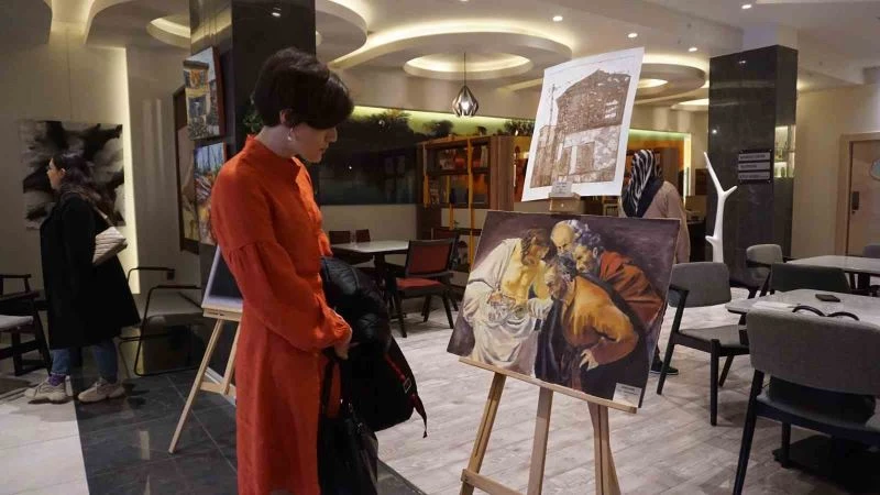 Ressamlar tablolarını depremzedelere destek için görücüye çıkardı
