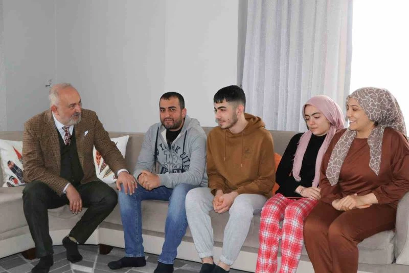 Başkan Silpagar depremzede aileleri ziyaret etti
