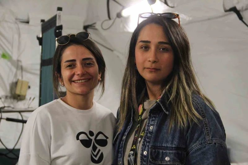 (Özel) Hataylı depremzede kadın sağlıkçıların Dünya Kadınlar Günü mesaisi
