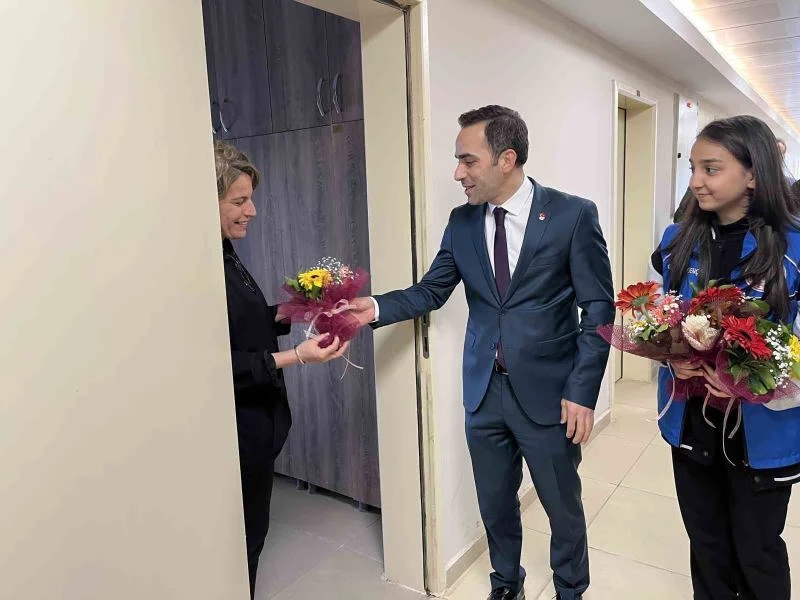 KYK yurdunda kalan depremzede kadınların günü kutlandı
