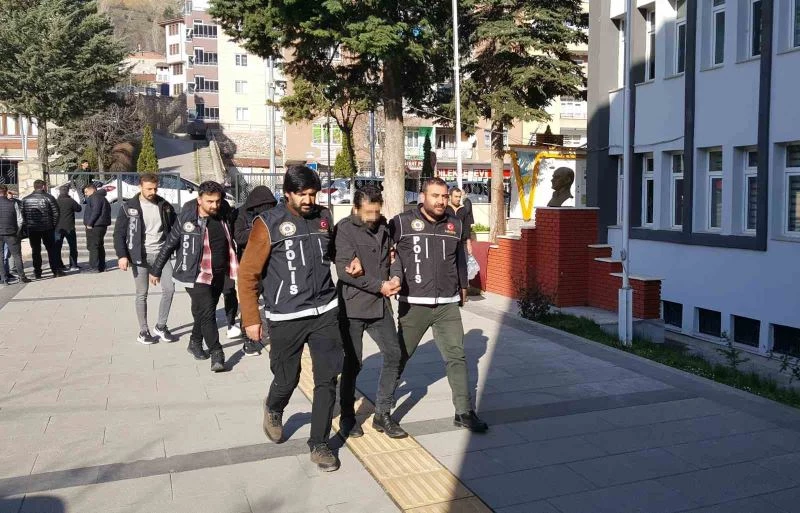 Eş zamanlı torbacı operasyonunda 3 tutuklama
