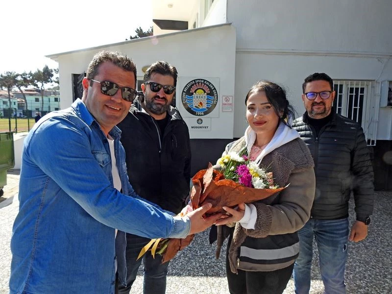 Çeşme Belediyespor’dan sahada görevli kadınlara çiçek
