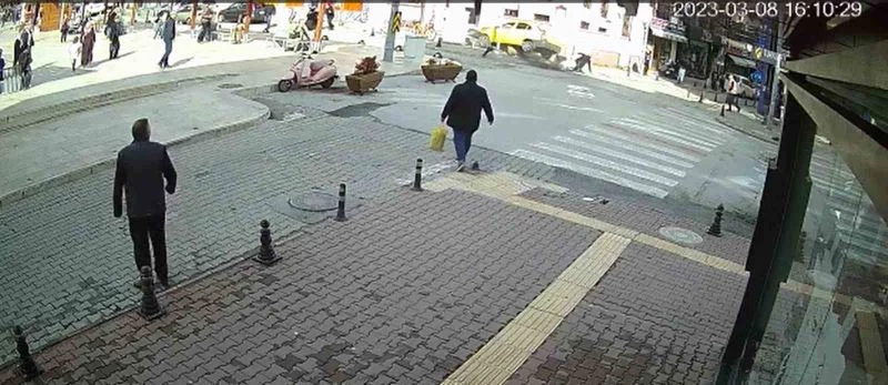 Kalp krizi geçiren taksicinin o anları güvenlik kamerasına yansıdı
