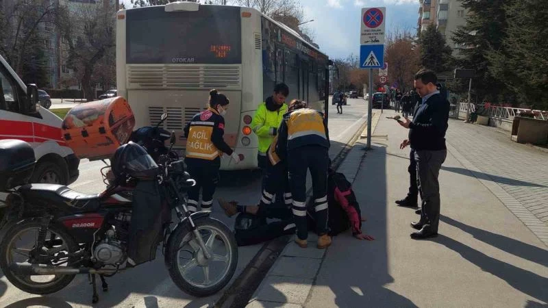 Motosikletli kurye otobüse arkadan çarptı
