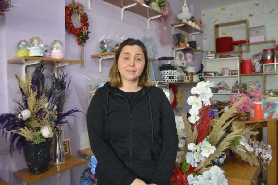 Evi yıkılan, işyeri hasar alan Yasemin, kadınlar gününde işyerini açtı