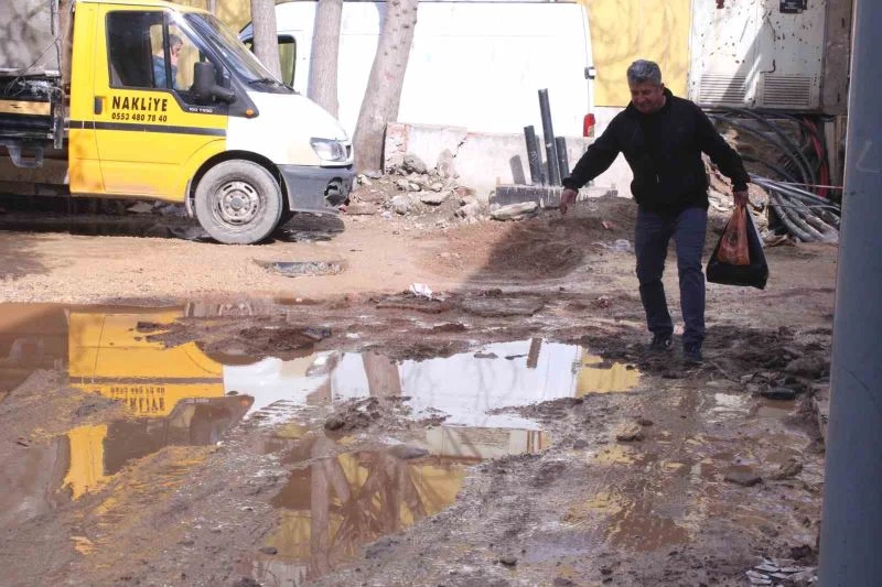 Kemeraltı esnafının bozuk yol çilesi: 