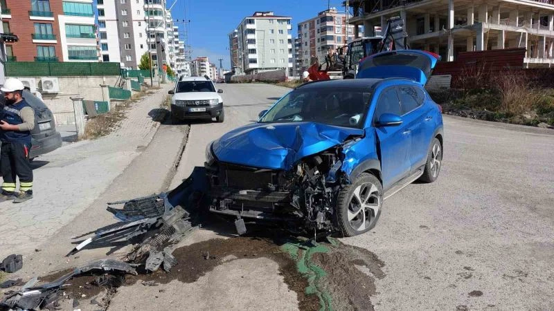 Samsun’da aracıyla elektrik direğine çarpan avukat ve kızı yaralandı
