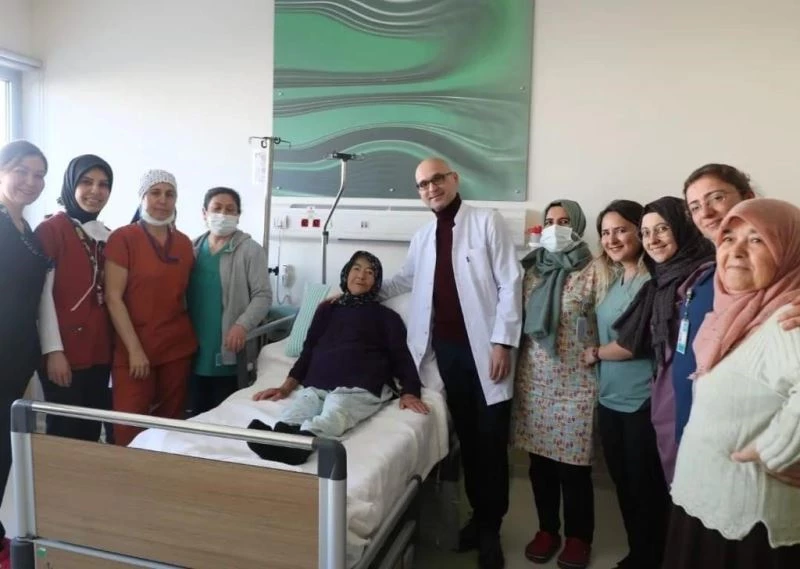 Karın ağrısı yaşayan 89 yaşındaki hastadan 35 santimetrelik kitle çıktı
