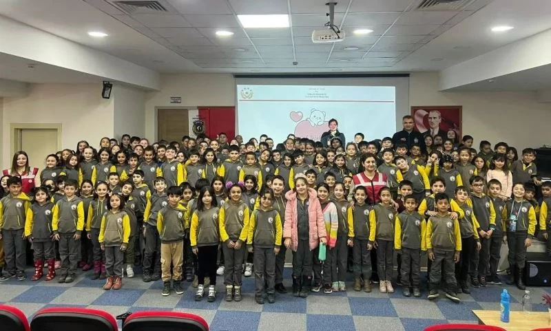 Öğrencilere suçtan korunma yöntemleri anlatılıyor
