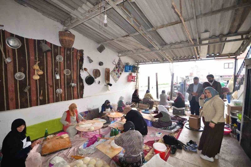 Ak Partili kadınlardan depremzedeler için yardım etkinliği
