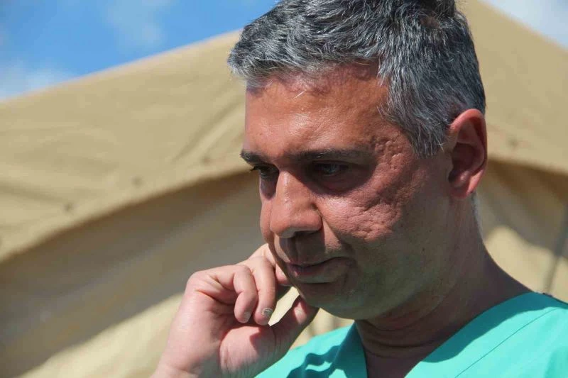 Depremde anne babasını kaybeden başhekim, acısını bir kenara bırakıp göreve koştu
