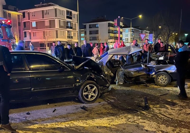 Hurdaya dönen Tofaş’ın içindeki 4 kişi yaralandı, diğer aracın sürücüsü kaza yerinden kaçtı
