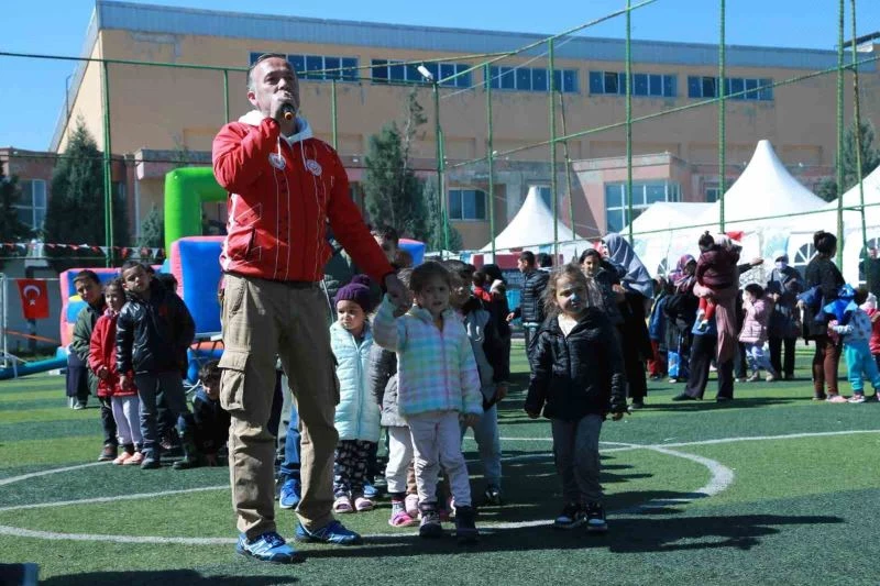 Depremzede çocukları gönüllerince eğlendirdiler
