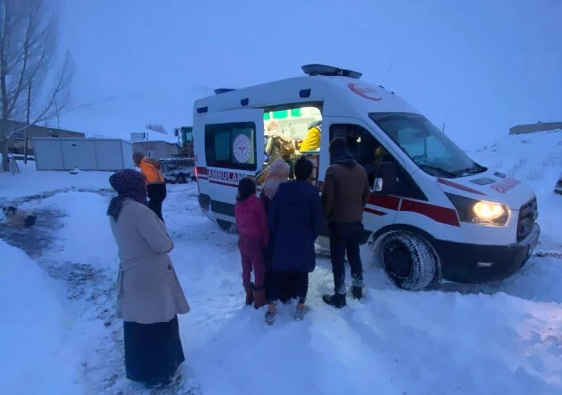 Van’da köyde kardan mahsur kalan hamile kadın hastaneye ulaştırıldı
