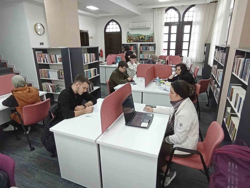 Bursa’da deniz manzarası eşliğinde ders çalışma imkanı
