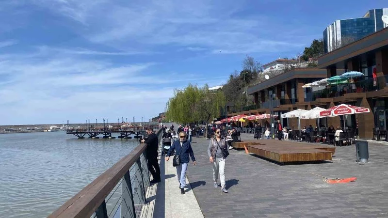 Zonguldak’ta sıcak havayı gören sahile koştu
