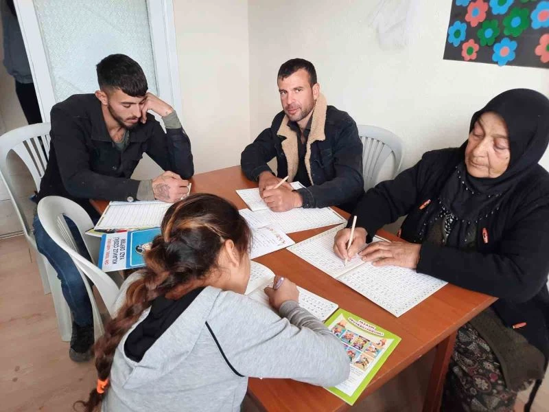  59 yaşında inadına ‘okuma-yazma’ öğrenmenin hikayesi
