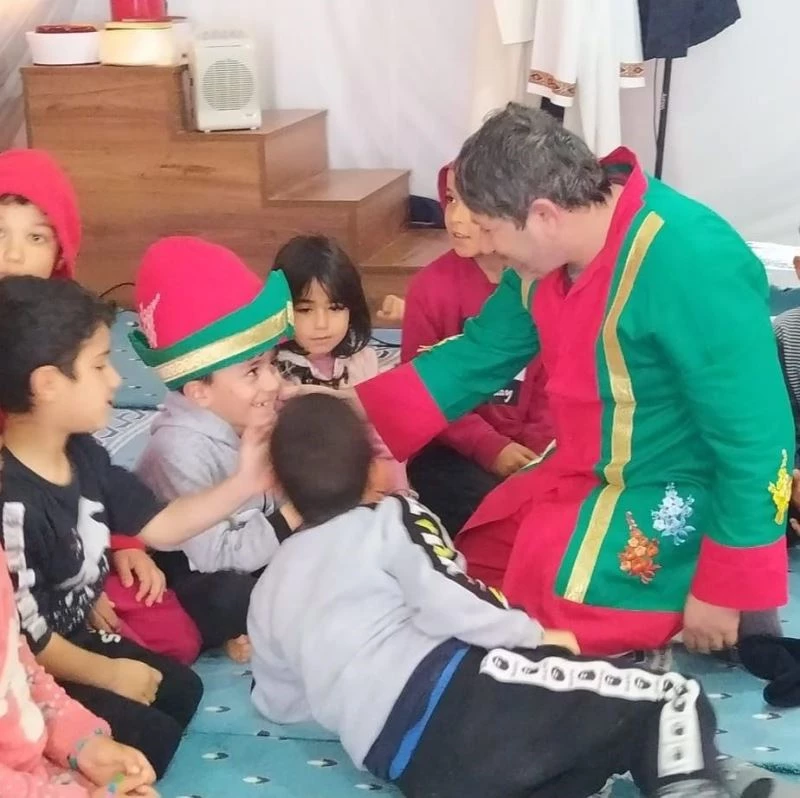 Çadır kentte yüzleri güldüren oyun: Hacivat kaçtı, depremzede çocuk kovaladı
