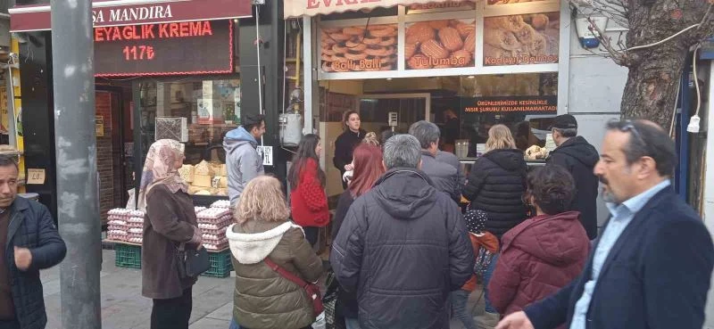 İftar saatinde meşhur tatlı kuyruğu
