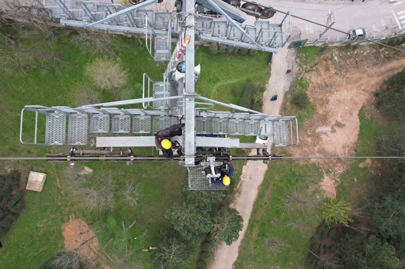 (Özel) Uludağ’da ölümle burun buruna... 165 metre yüksekte cambazları aratmıyorlar
