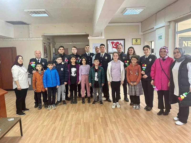 Hisarcık’ta minik öğrenciler polis amcalarının haftasını kutladı
