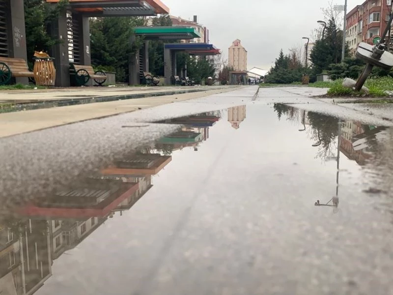 Eskişehirliler güne yağmurla başladı
