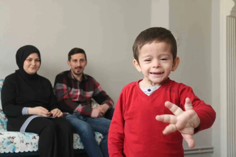 (Özel) 4 yaşındaki çocuğun el ve ayakları olması gerekenden 4 kat daha büyük
