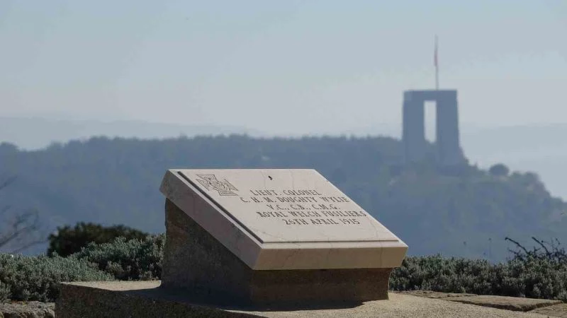 ‘Türk dostu’ İngiliz subay mezarı Şehitler Abidesi’ni selamlıyor
