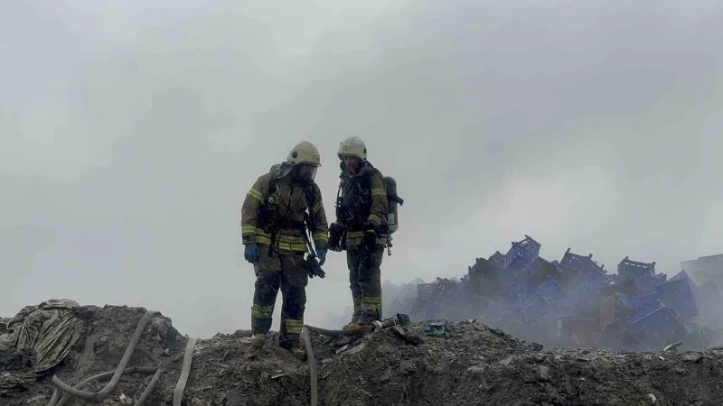 Eyüpsultan’da plastik kasaların istiflendiği arazide yangın
