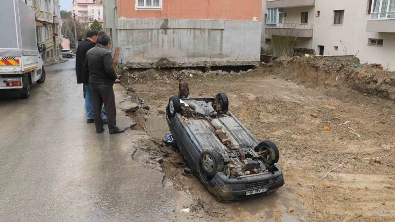 Manevra yaparken fark edemeyip inşaat temeline düştü
