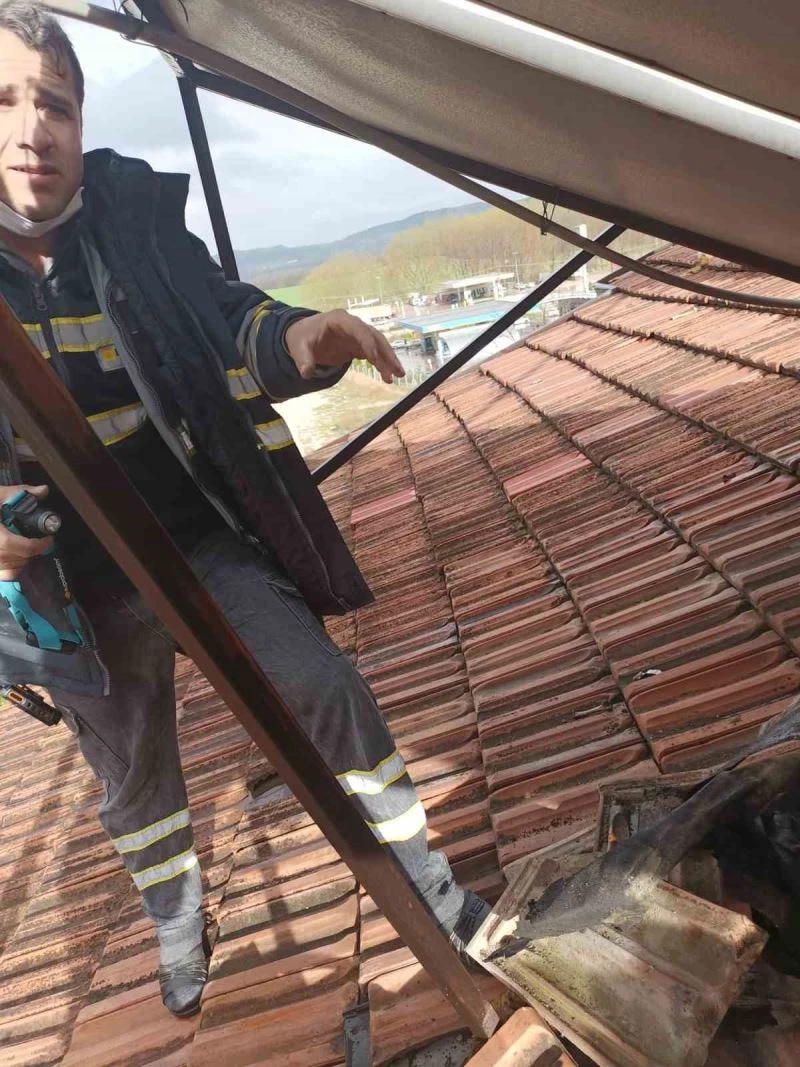 Yıldırım düşen binanın çatısında yangın çıktı
