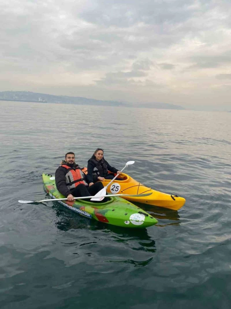 Kano meraklısı vatandaşlar İstanbul Boğazı’nın serin sularında manzaranın tadını çıkarıyor
