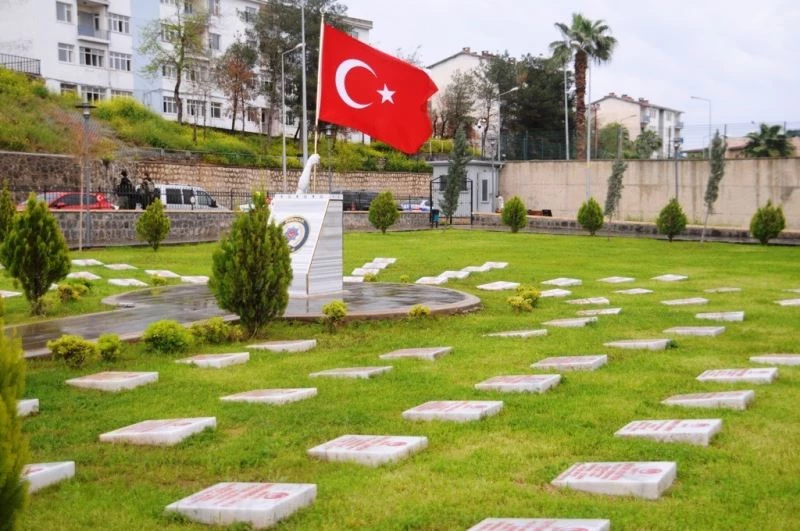 Cizre’de 7 yıl önce terör örgütü PKK’nın saldırısında şehit düşen 12 polis anıldı
