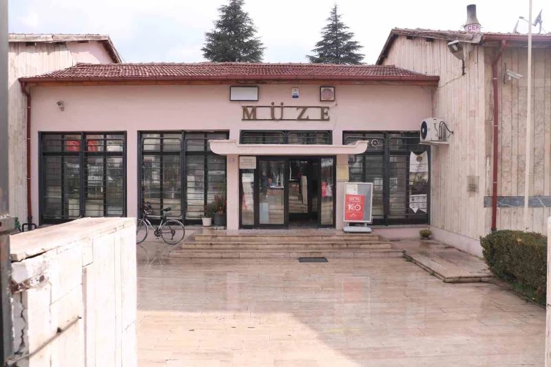 Temel kazısında bulunan lahidin içindeki küplerden insan kemikleri çıktı
