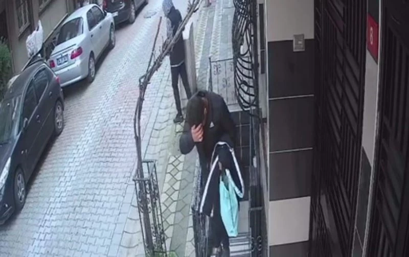 Sultangazi’de ilginç hırsızlık kamerada: Tespih sallayarak nöbet tuttu
