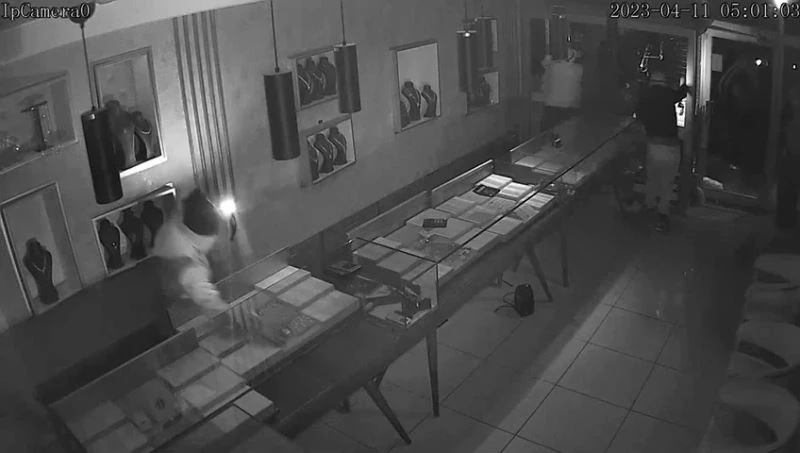 İki dakikada 7 milyonluk kuyumcu vurgunu kameraya yansıdı
