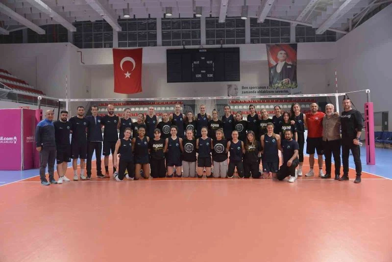 Genç voleybolcular Çukurova Belediyesi Spor Kulübü’nün misafiri oldu
