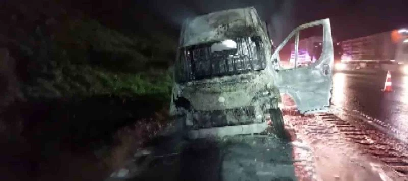 Kuzey Marmara Otoyolu’nda araç yangını: Minibüs küle döndü