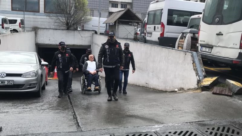 Kırmızı bültenle aranan ve İstanbul’da yakalanan uyuşturucu baronu Ürfi Çetinkaya, emniyetteki işlemlerinin ardından zırhlı araçla adliyeye sevk edildi.
